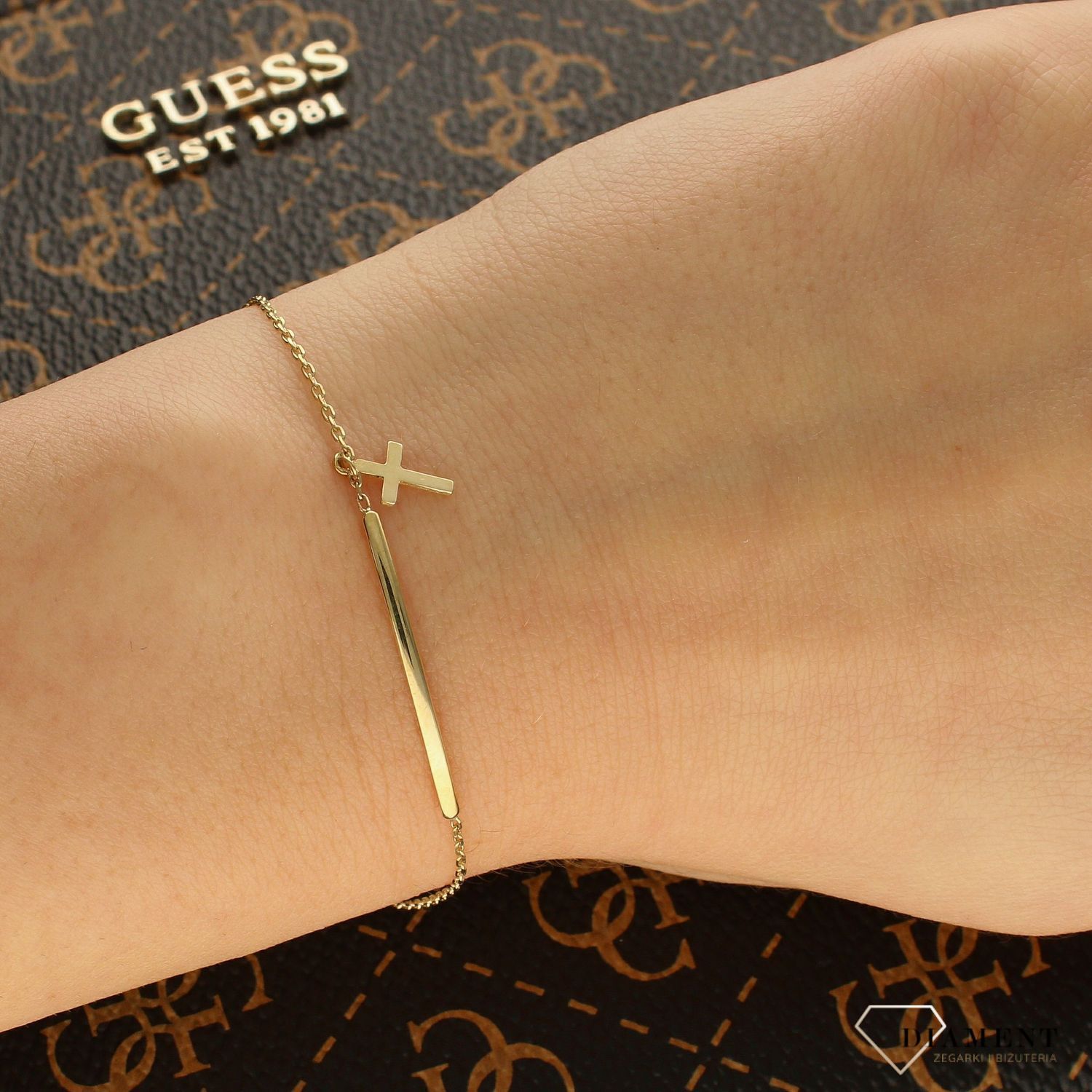 Złota bransoletka celebrytka łańcuszek ze sztywną wstawką i krzyżykiem BR 3632A.jpg